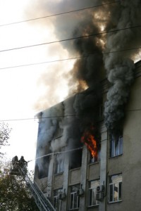 bâtiment en flamme